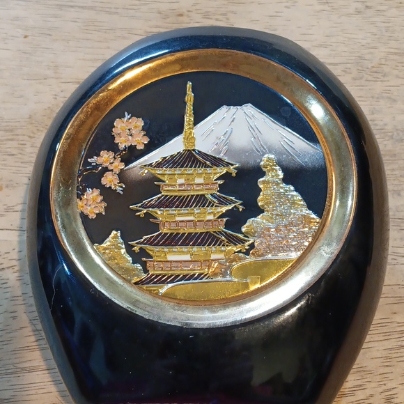 Elegant Black and Gold Vase with Scenic Design - Picture 4 of 4